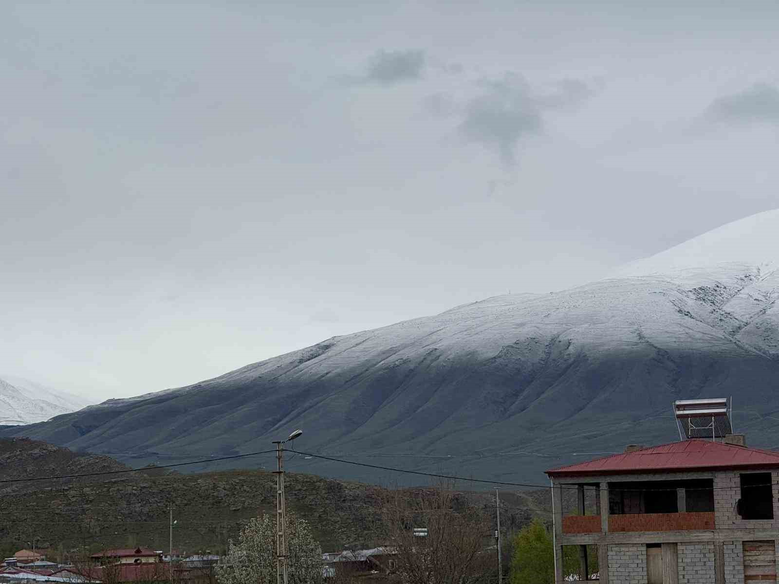 Iğdır Ovası&rsquo;nı &ccedil;evreleyen sıra dağlar yeniden beyaza b&uuml;r&uuml;nd&uuml;
