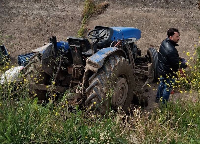 Turgutlu’da ön lastiği fırlayan traktör takla attı: 2 yaralı