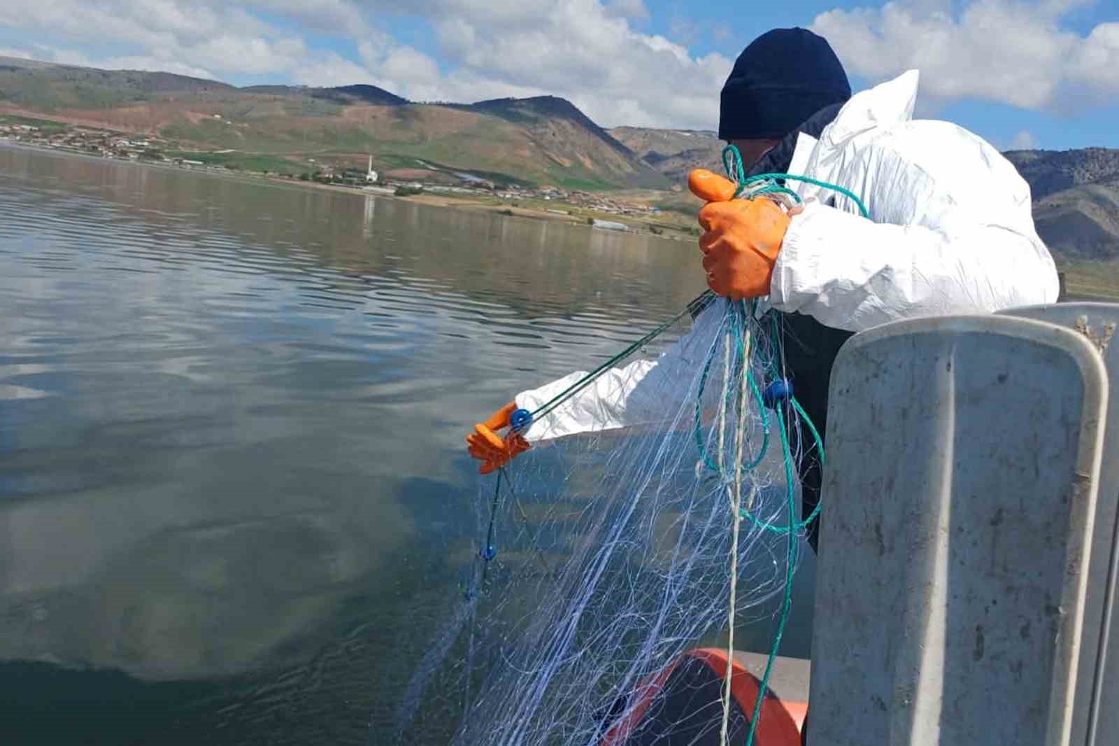 &Ccedil;orum&rsquo;da baraj g&ouml;l&uuml;nde yasa dışı av ara&ccedil;ları ele ge&ccedil;irildi
