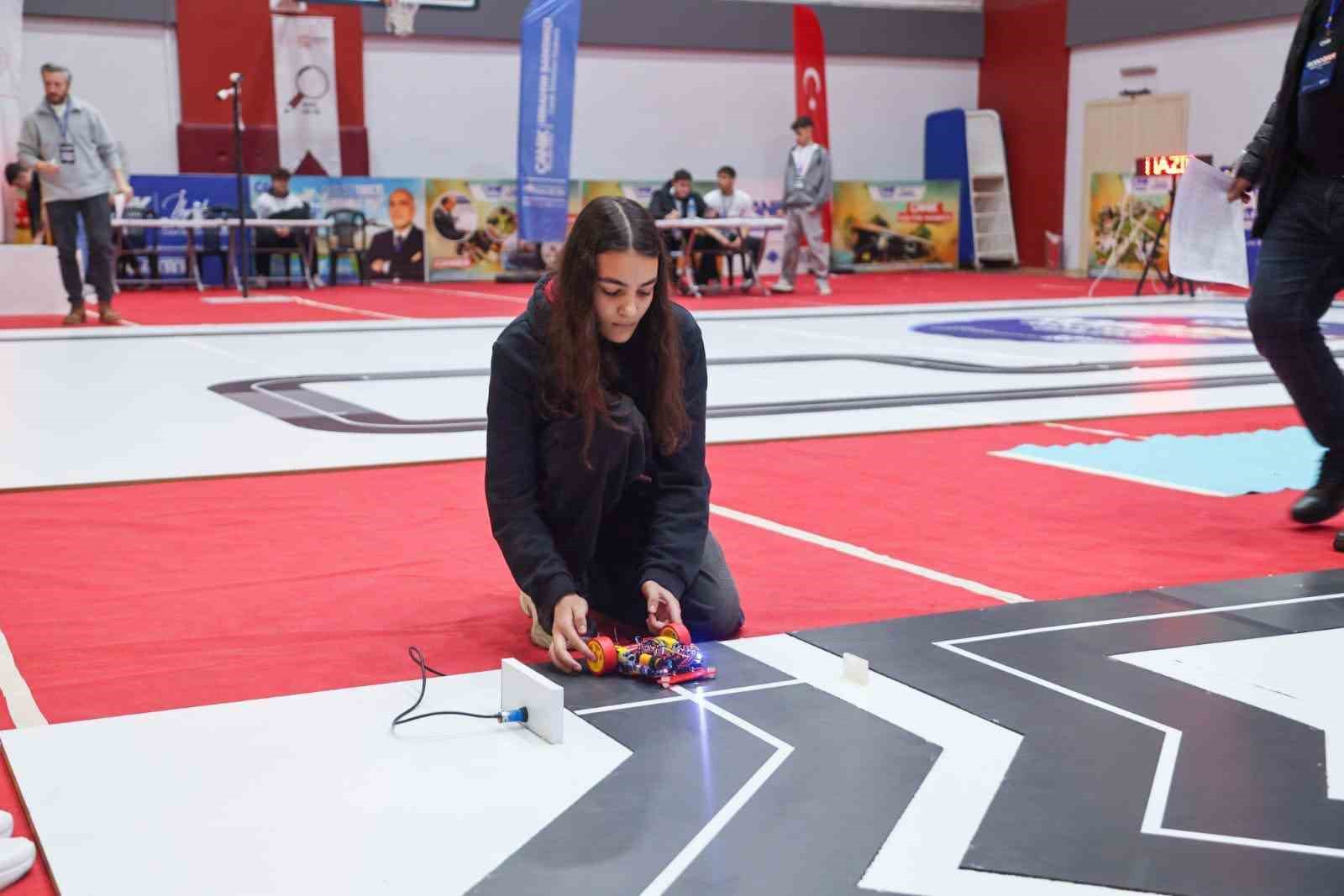 Canik&rsquo;te gen&ccedil;ler robotlarıyla sahneye &ccedil;ıkıyor
