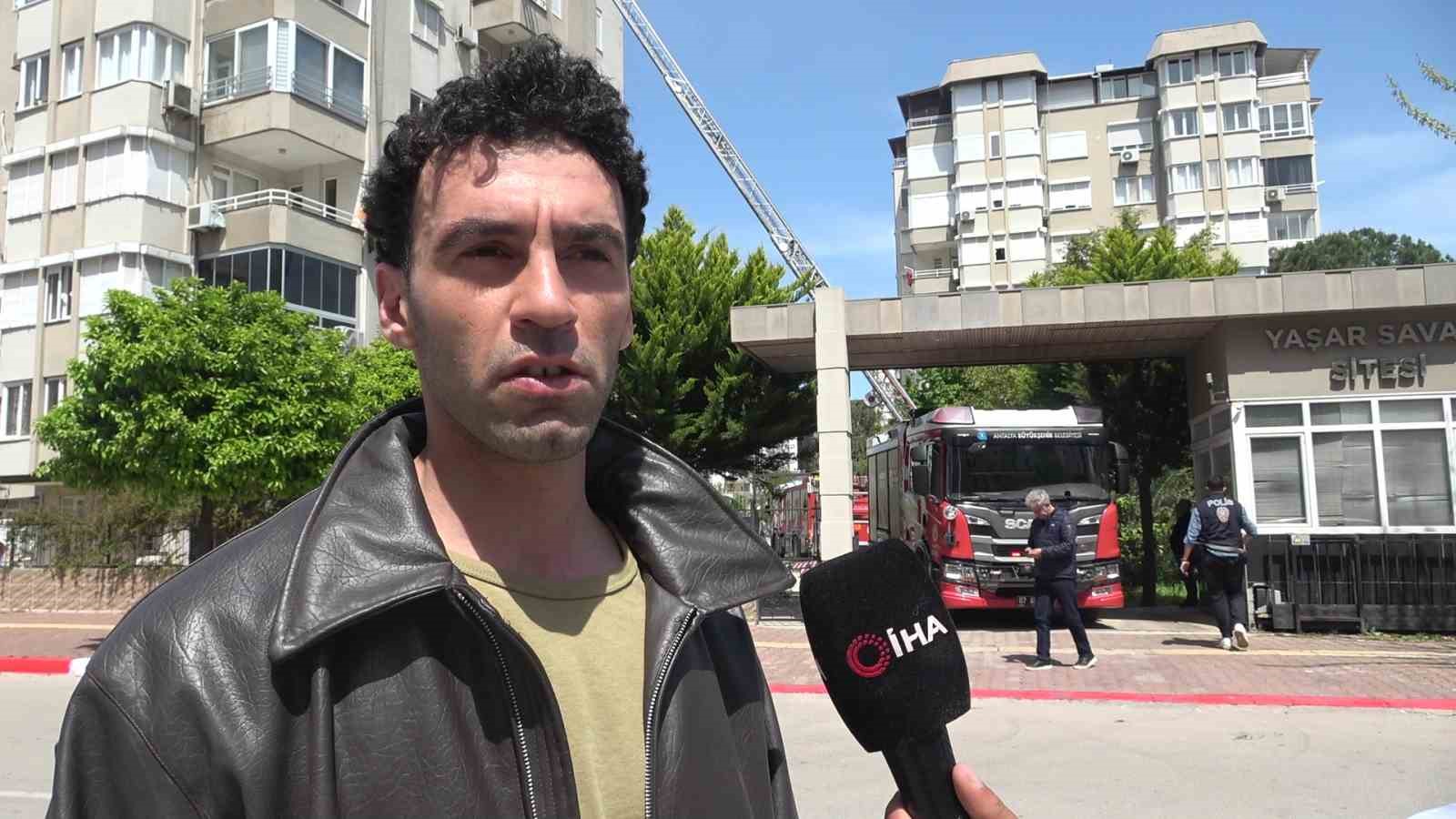 Binanın teras katında &ccedil;ıkan yangında yaşlı bina sakinleri, kapıları &ccedil;alan kuryelerin yardımıyla tahliye edildi
