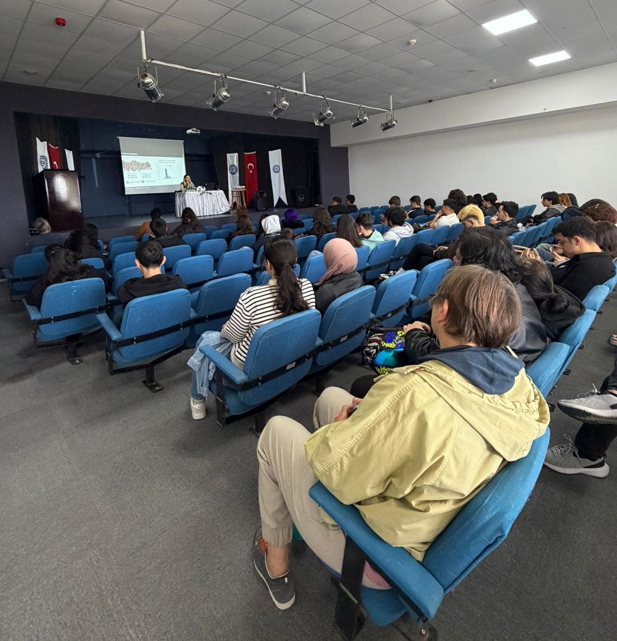 Çeşme’de üniversite öğrencileri ve personeline KADES ile narkotik eğitimi verildi