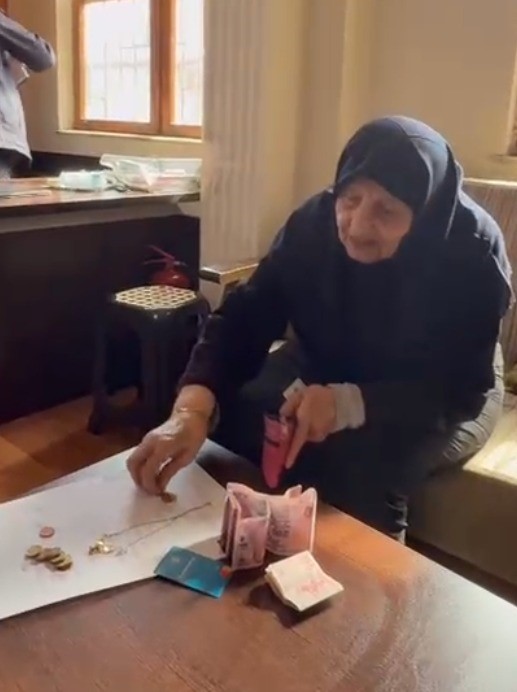 Yaşlı kadının pazarda kaybettiği c&uuml;zdanı zabıta ekipleri bulup sahibine teslim etti
