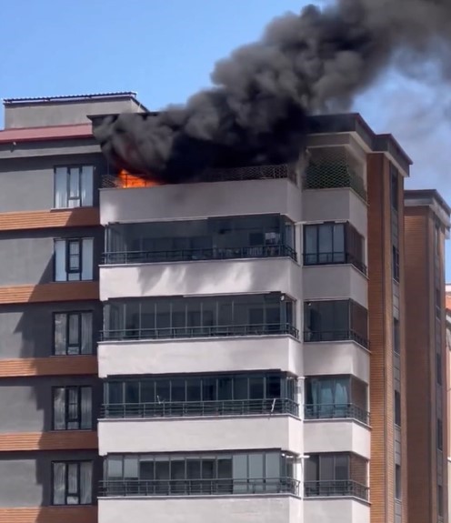 Gaziantep&rsquo;te 8 katlı binada korkutan yangın
