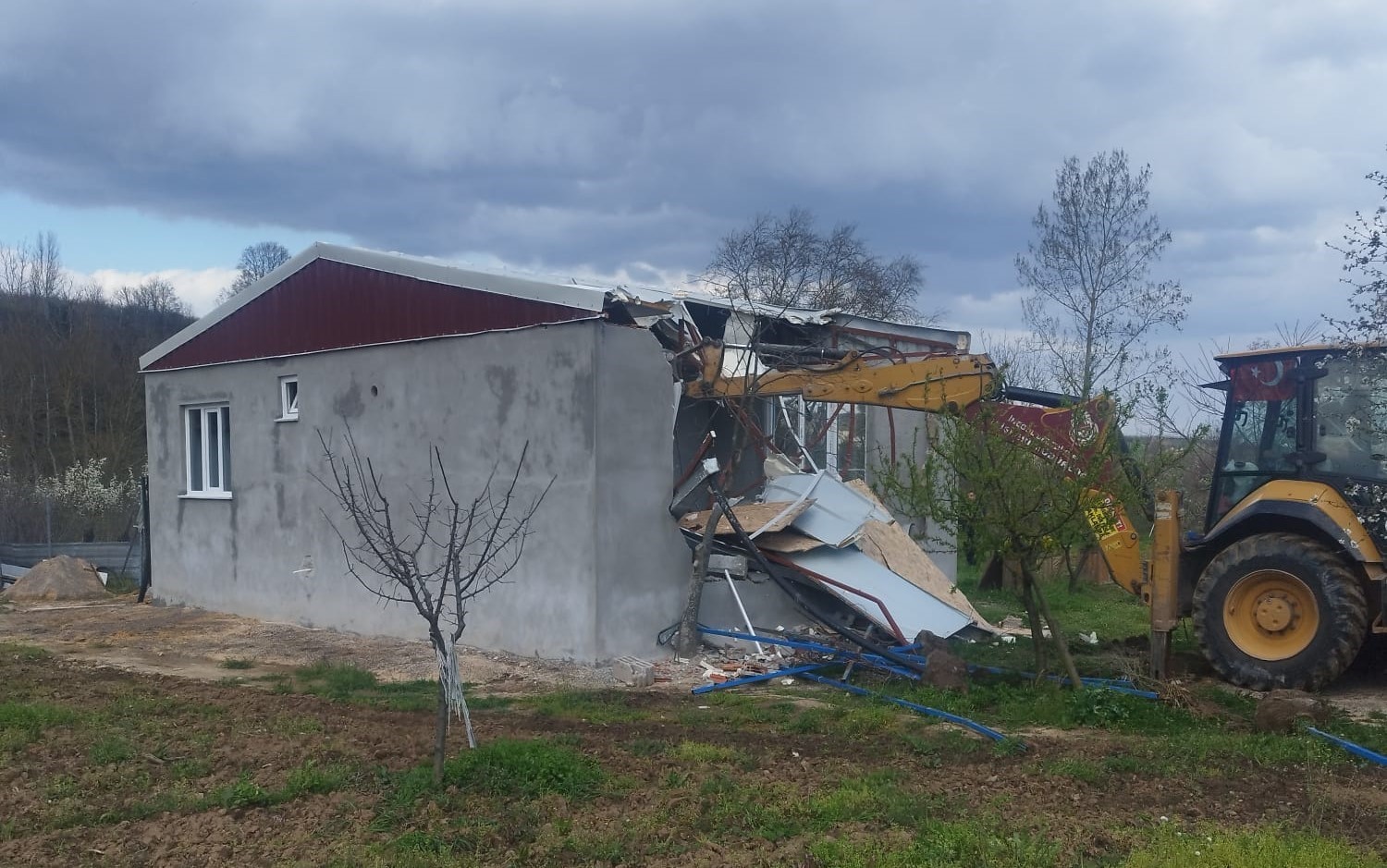 İnegöl’de 142 kaçak yapı yerle bir edildi