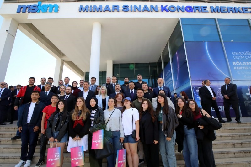 Batı Akdeniz Kariyer ve İstihdam Fuarı kapılarını a&ccedil;tı
