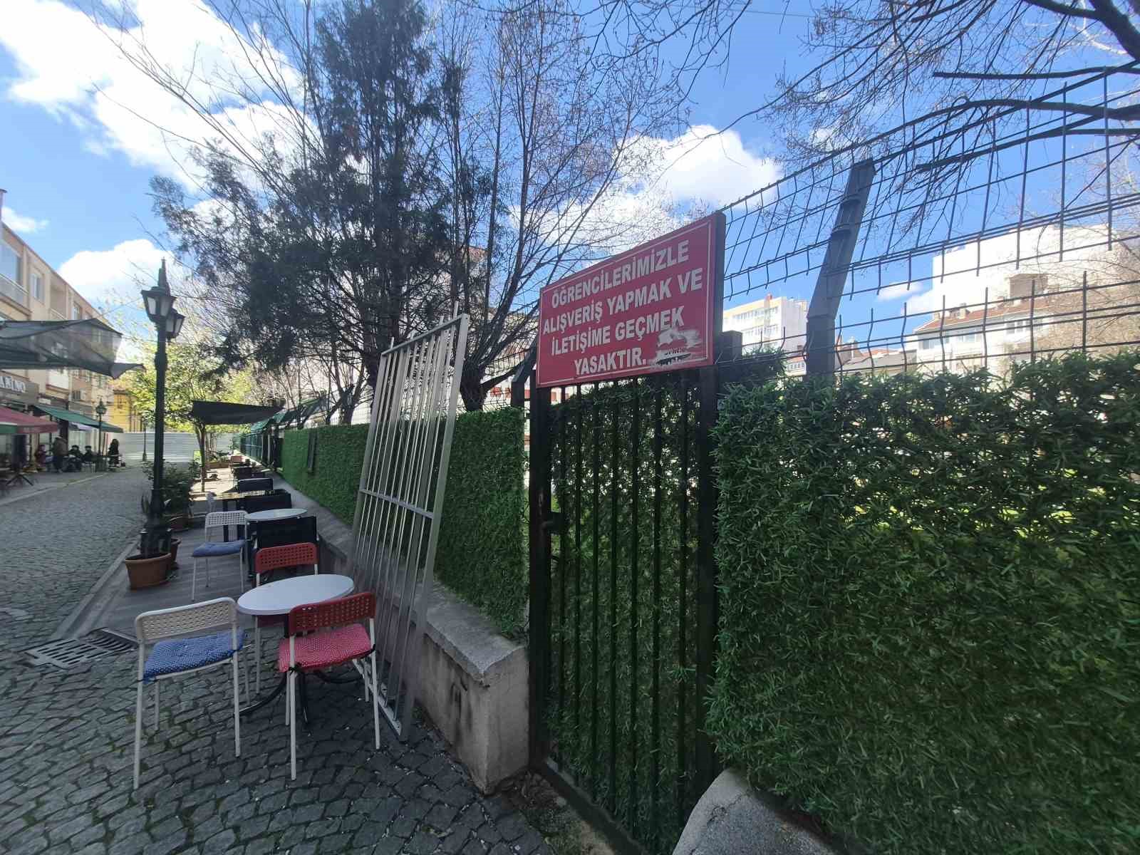 Okulun bah&ccedil;esindeki &ccedil;evre tellerine asılan &rsquo;iletişim&rsquo; yasağı notu dikkat &ccedil;ekti
