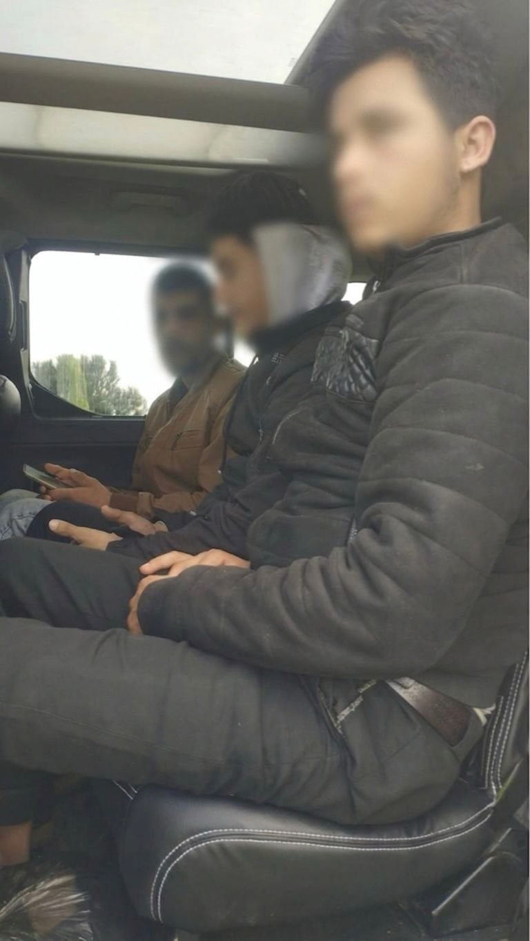 Jandarmanın durdurduğu ara&ccedil;tan  d&uuml;zensiz g&ouml;&ccedil;men &ccedil;ıktı: 2 tutuklama
