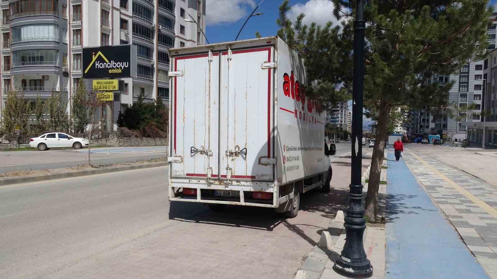 Otomobil ile kamyonet &ccedil;arpıştı: 1 yaralı
