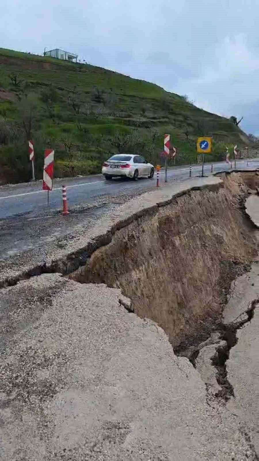 Eruh kara yolunda heyelan: Yolun bir b&ouml;l&uuml;m&uuml; &ccedil;&ouml;kt&uuml;
