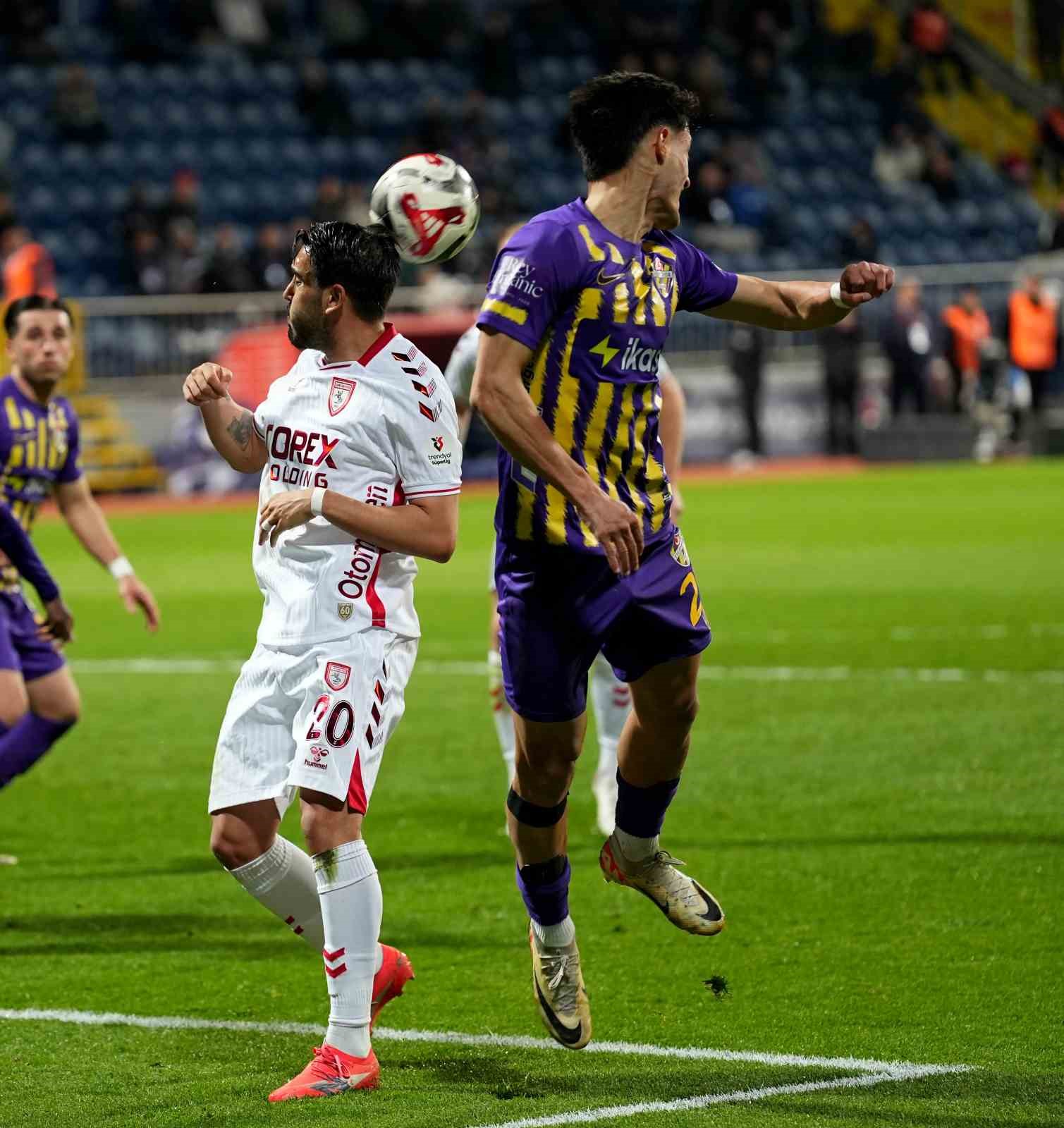 Trendyol S&uuml;per Lig: Ey&uuml;pspor: 1 - Samsunspor: 0 (İlk yarı)
