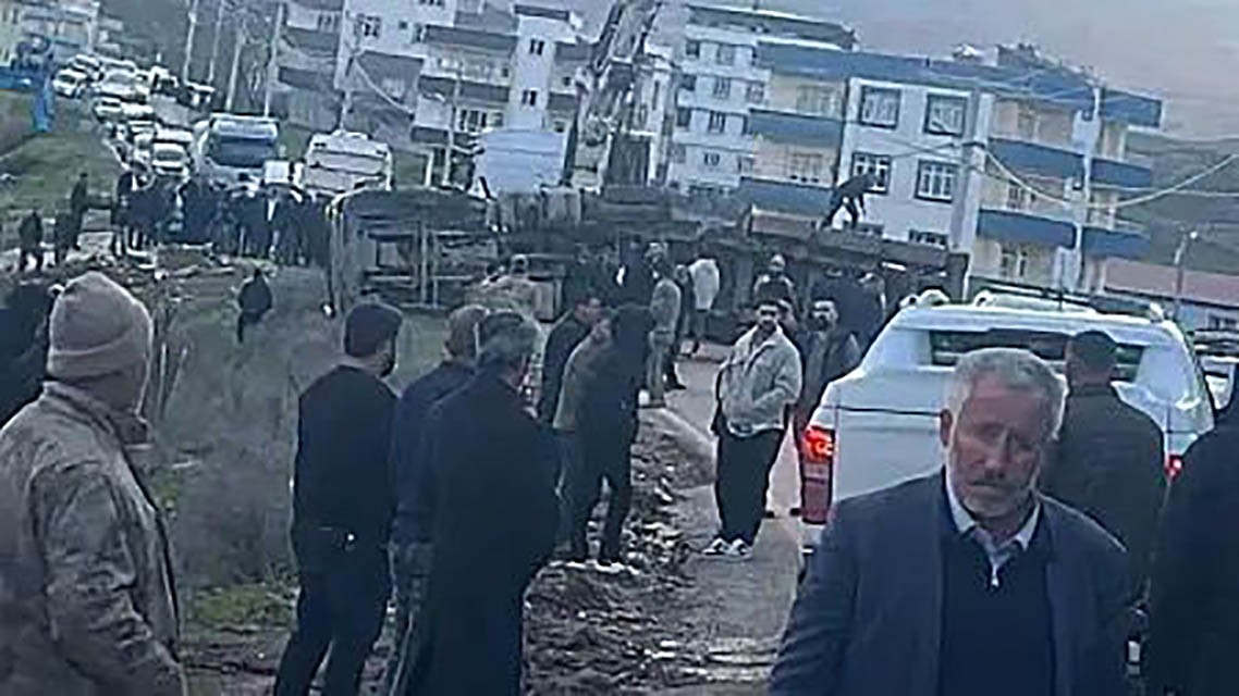 Siirt’te kamyon devrildi: Uzun araç kuyruğu oluştu