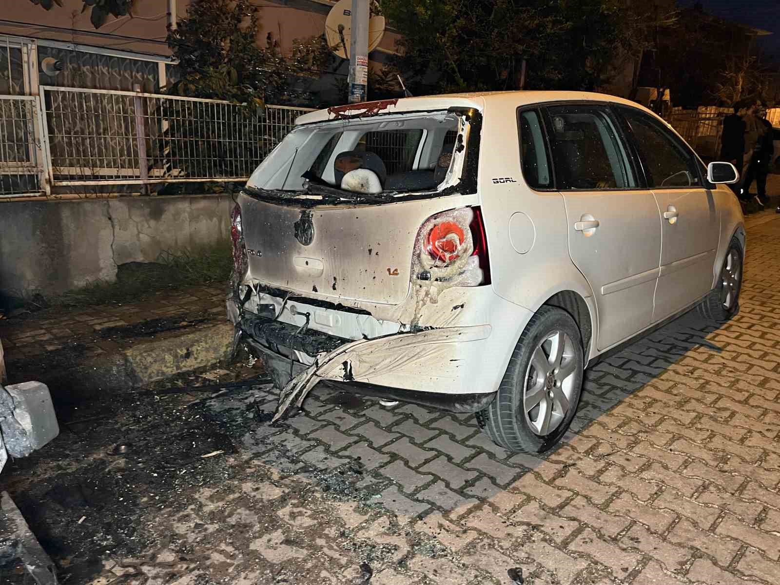Avcılar&rsquo;da park halindeki servis aracı alev alev yandı

