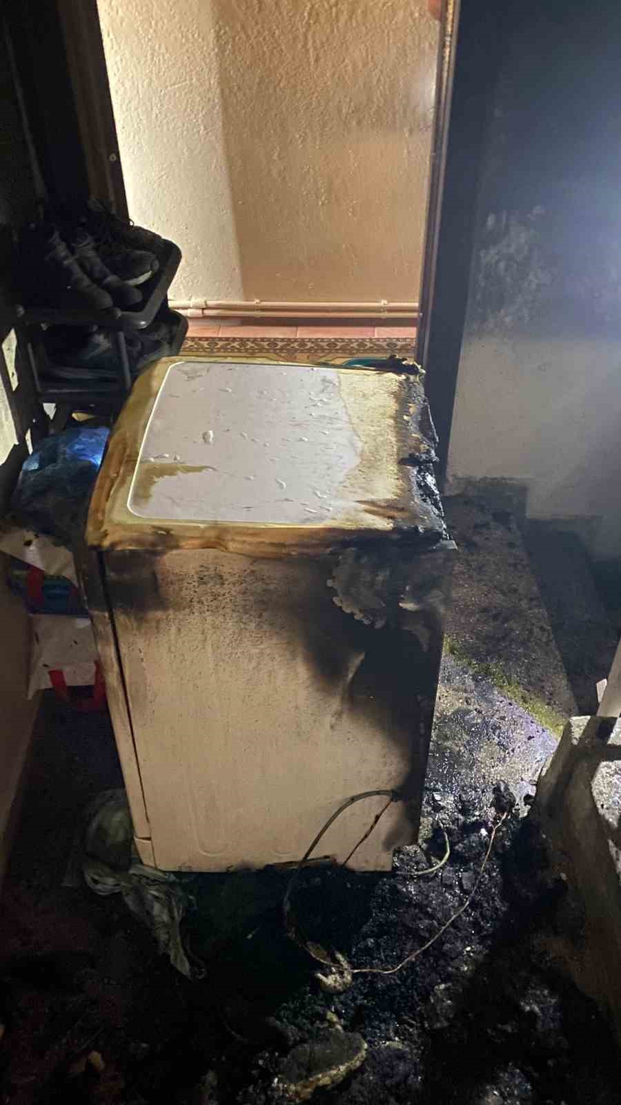 Manisa&rsquo;da &ccedil;amaşır makinesinden &ccedil;ıkan yangın paniğe neden oldu
