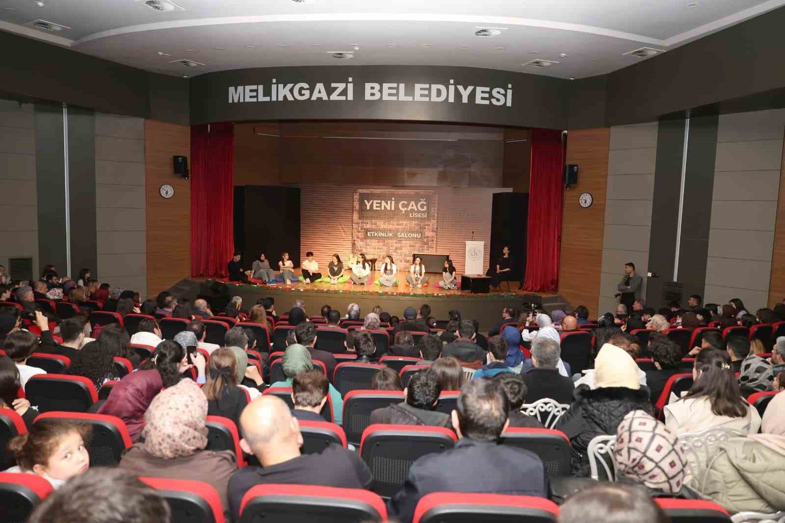Mektep Melikgazi öğrencilerinin hazırladığı tiyatro oyunu büyük alkış topladı