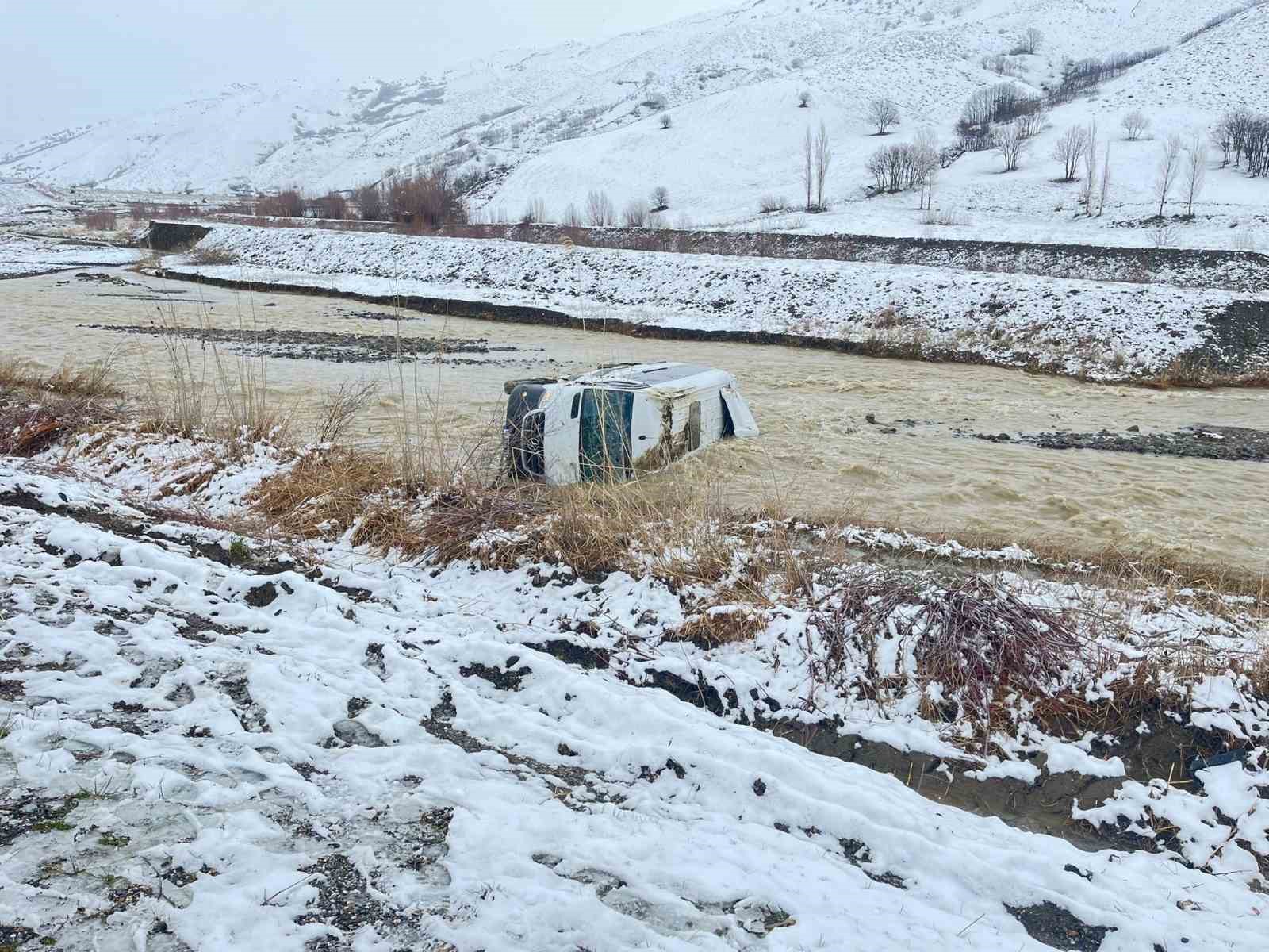 Muş’ta minibüs dereye uçtu: 8 yaralı