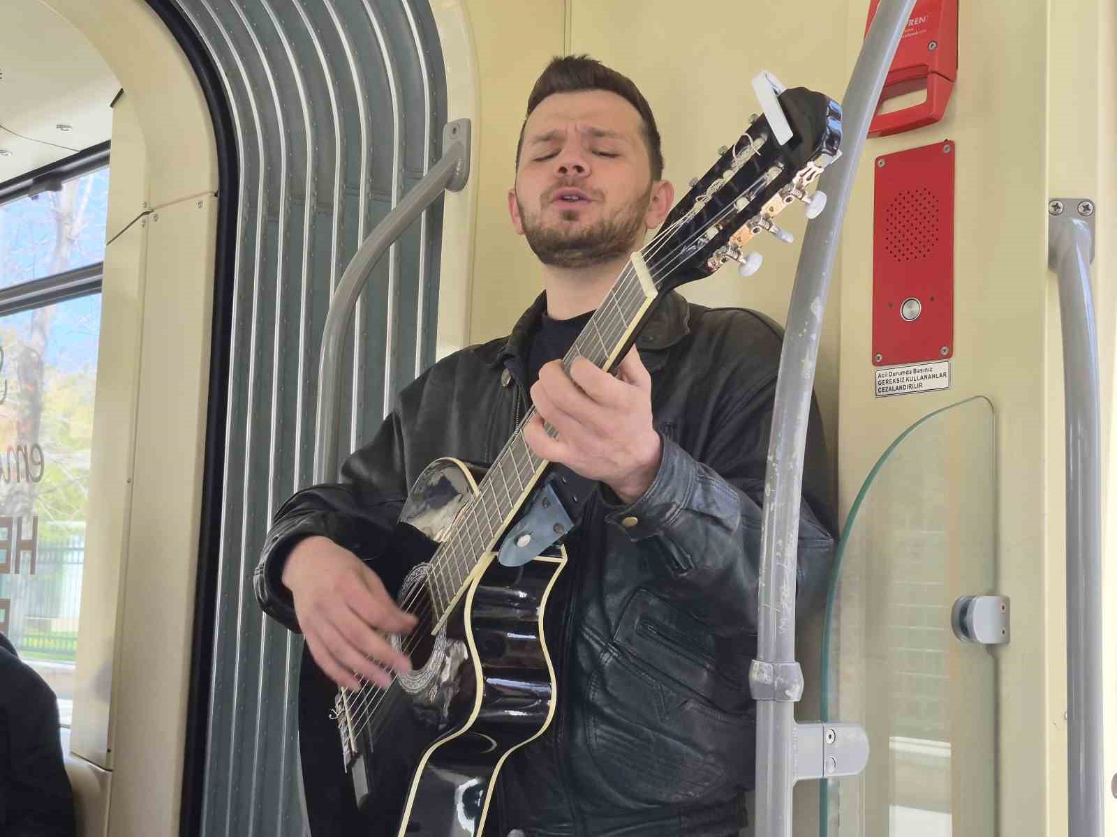Genç müzisyen gitarıyla tramvayda konser verdi