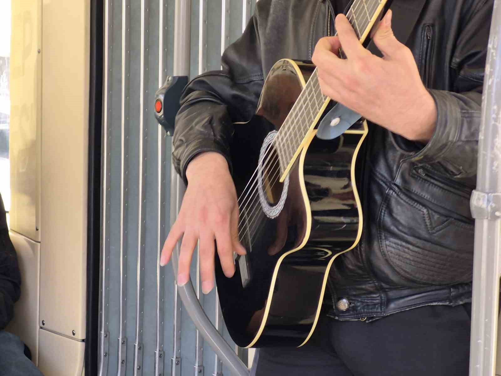 Gen&ccedil; m&uuml;zisyen gitarıyla tramvayda konser verdi
