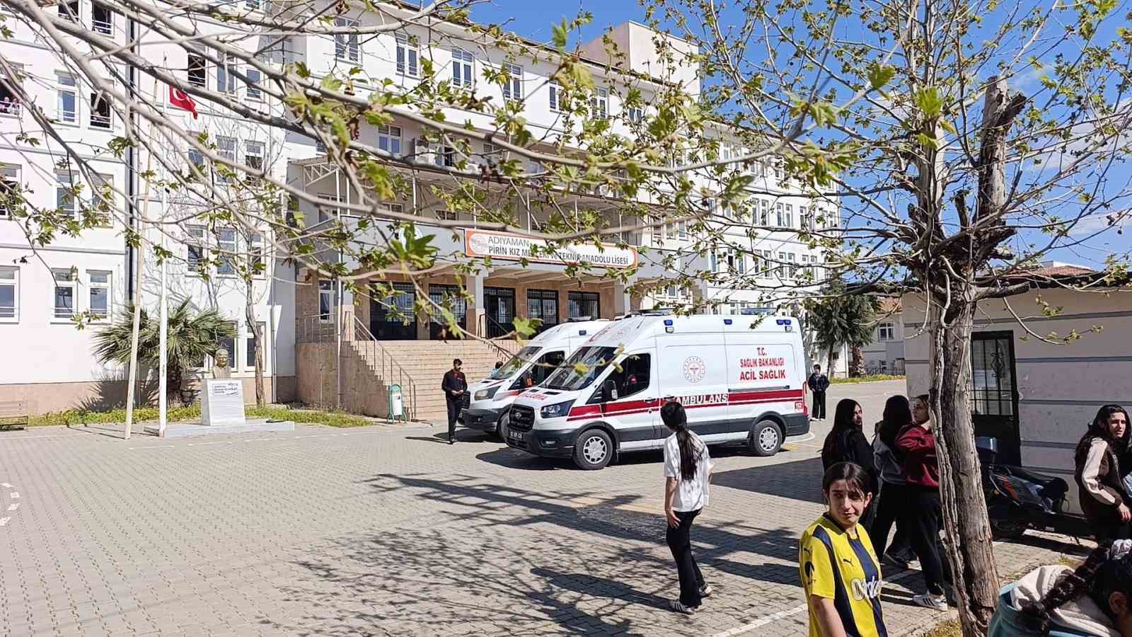 Adıyaman’da 3 öğrenci gıda zehirlenmesi şüphesiyle hastanelik oldu
