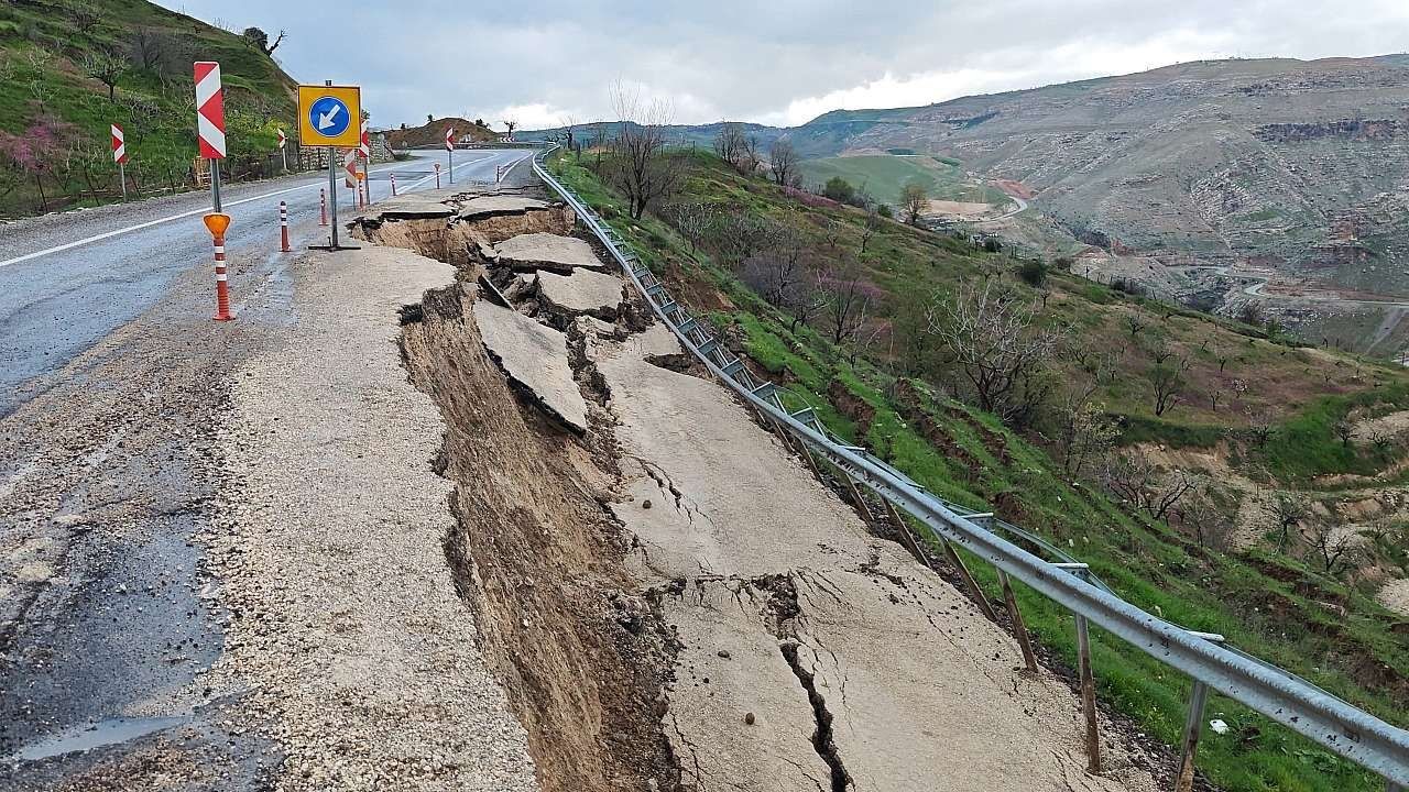 Eruh kara yolunda heyelan: Yolun bir bölümü çöktü