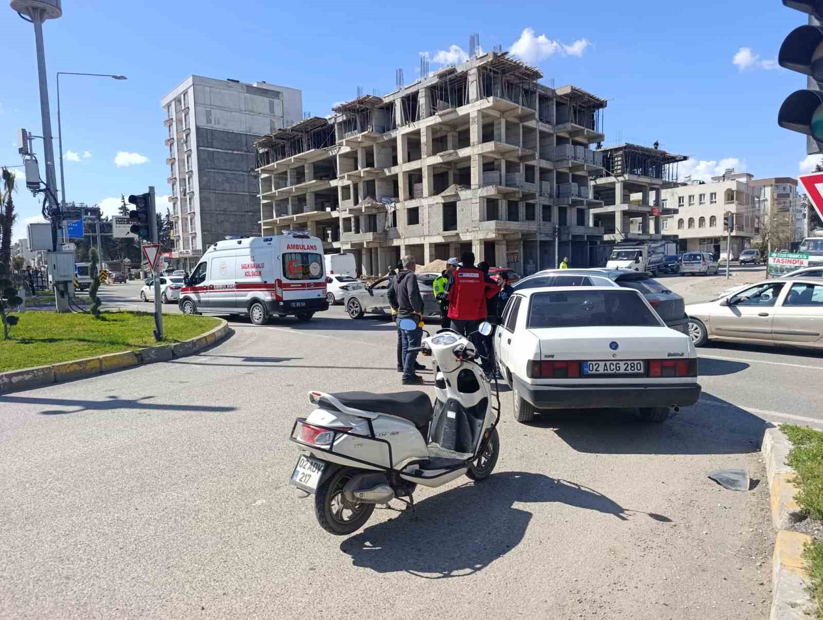 İki otomobille çarpışan motosiklet sürücüsü yaralandı
