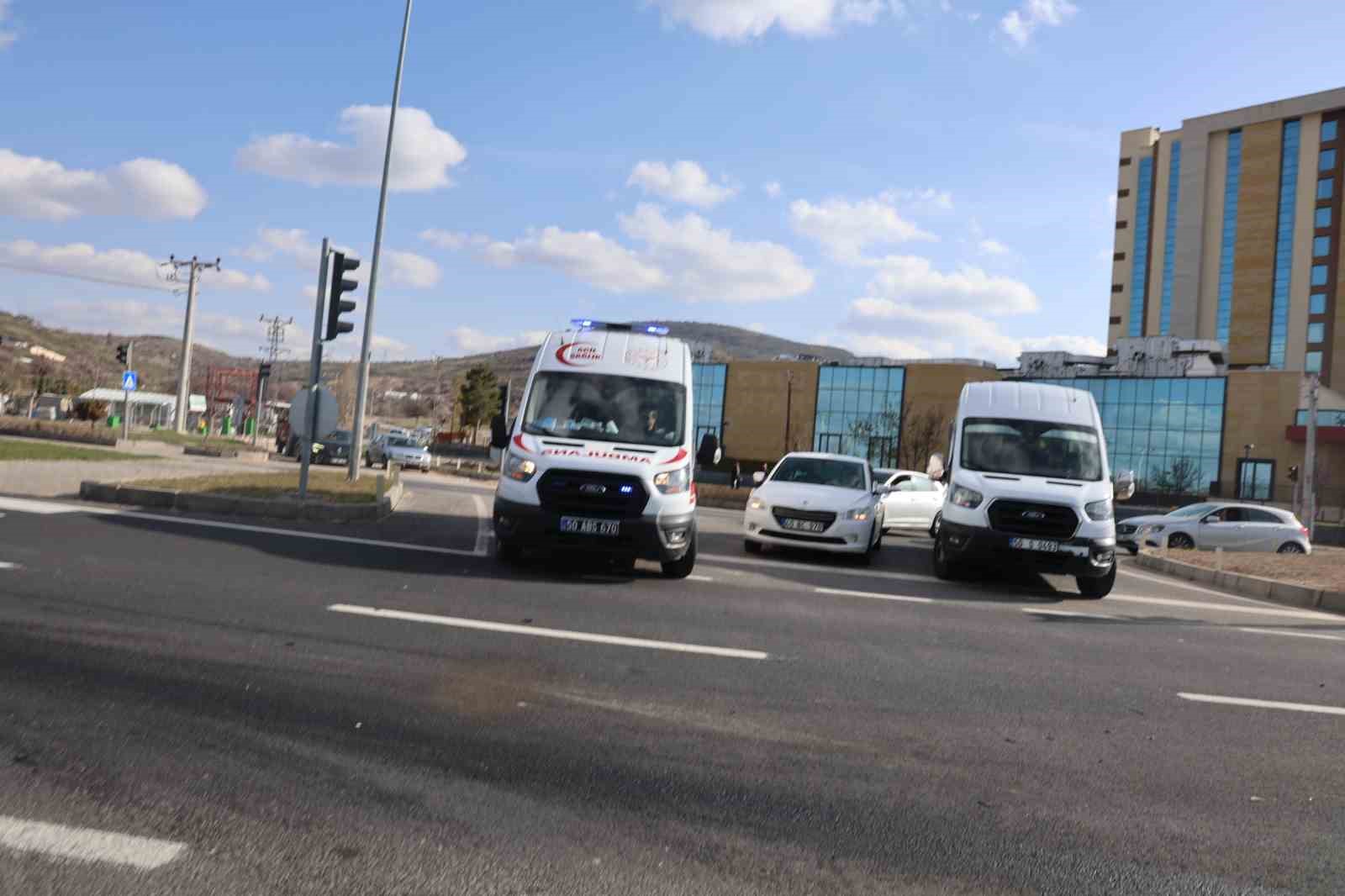 Hafif ticari ara&ccedil; kırmızı ışıkta bekleyen motosiklete &ccedil;arptı: 2 yaralı
