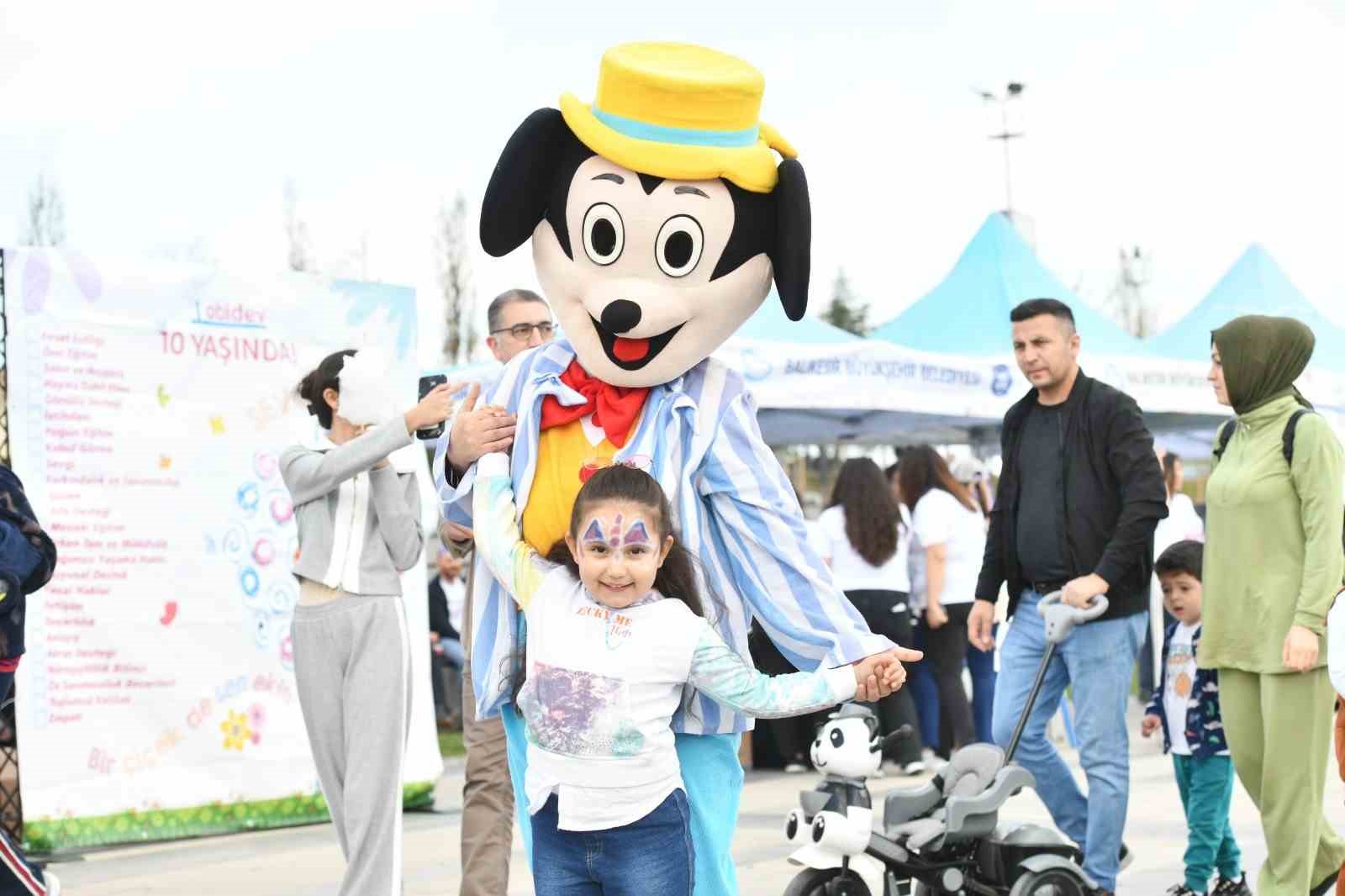 Balıkesir&rsquo;de adımlar otizm farkındalığı i&ccedil;in atıldı
