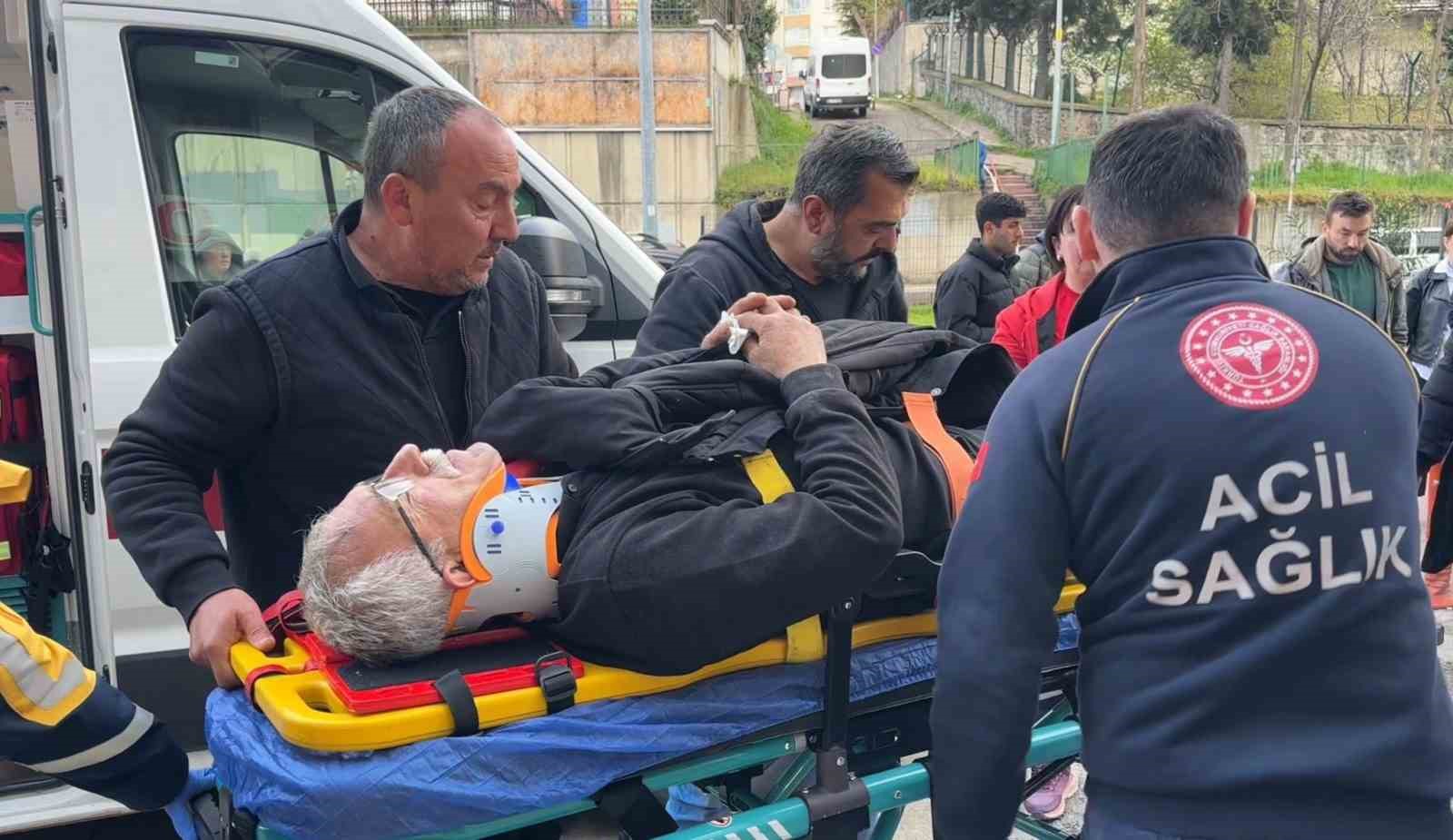 Gen&ccedil; s&uuml;r&uuml;c&uuml;n&uuml;n direksiyon hakimiyetini kaybettiği ara&ccedil; kaldırıma &ccedil;ıktı: 1 yaralı
