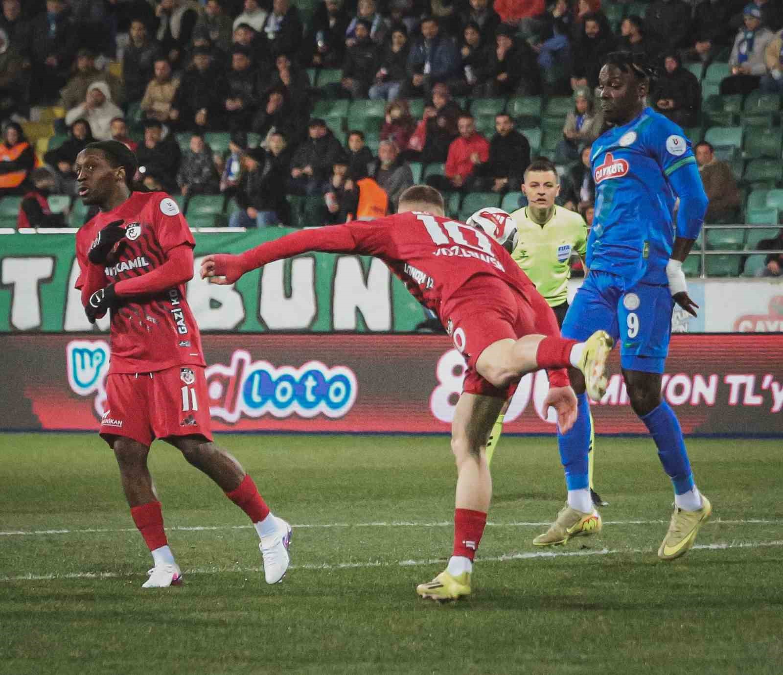 Trendyol Süper Lig: Çaykur Rizespor: 0 - Gaziantep FK: 1 (İlk yarı)