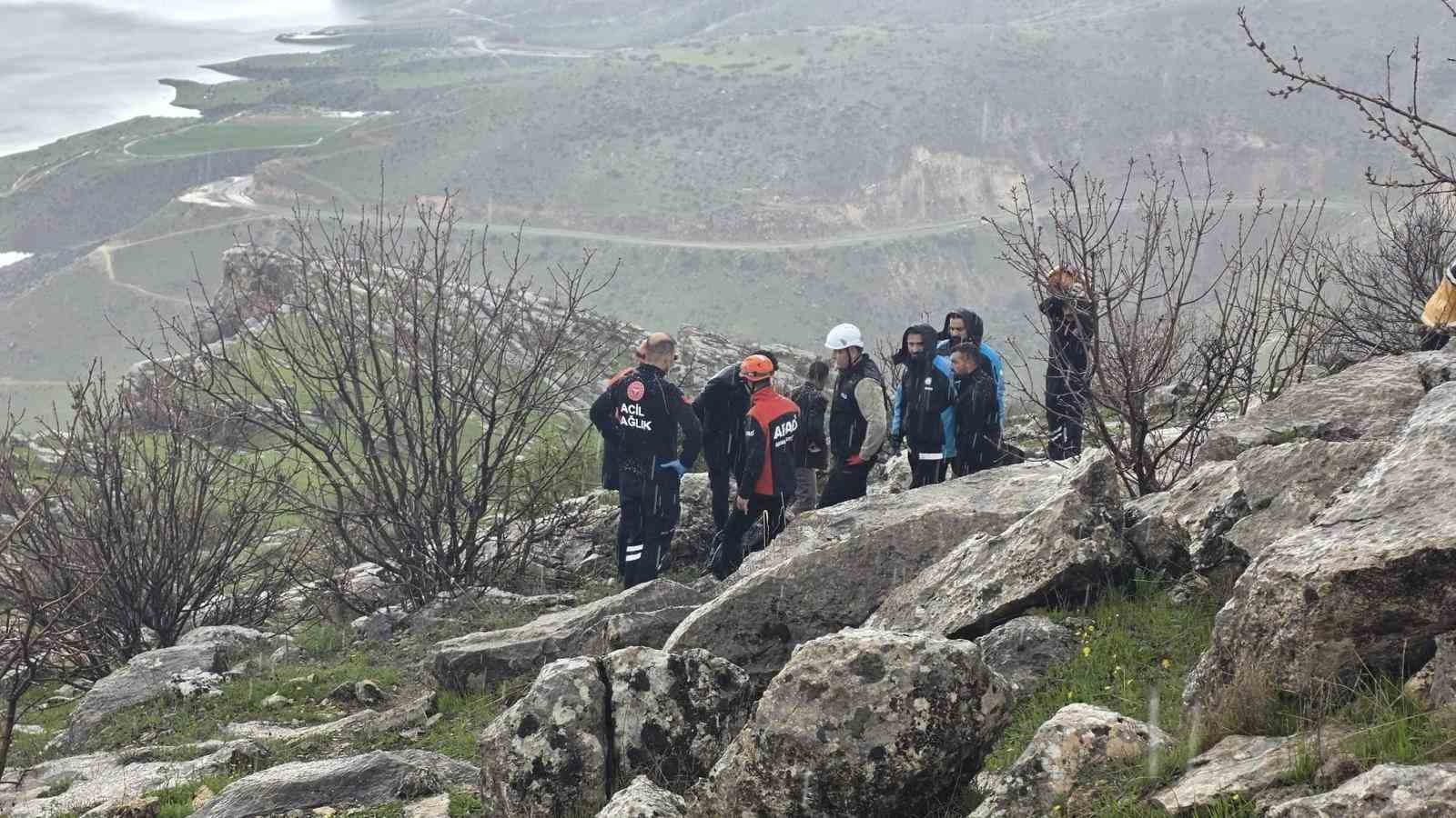 Siirt&rsquo;te atıyla birlikte kayalıklara yuvarlanan gen&ccedil; ağır yaralandı
