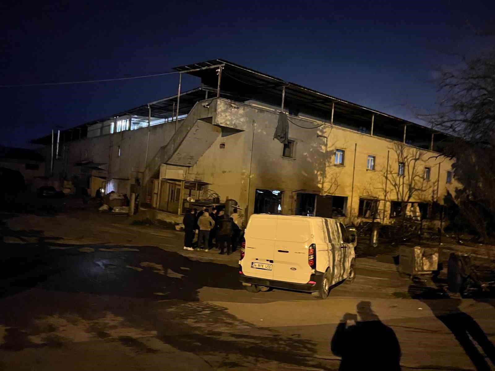 Arnavutk&ouml;y&rsquo;de metal fabrikasında sanayi tipi t&uuml;p patladı: 1&rsquo;i ağır 3 iş&ccedil;i yaralandı
