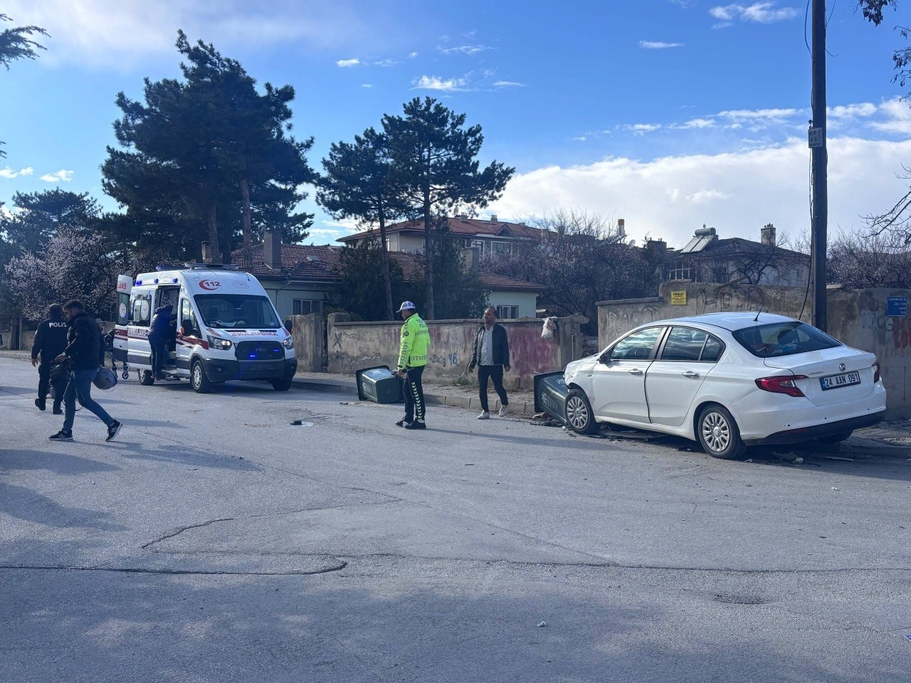 Erzincan&rsquo;da otomobil ile motosiklet &ccedil;arpıştı: 1 yaralı
