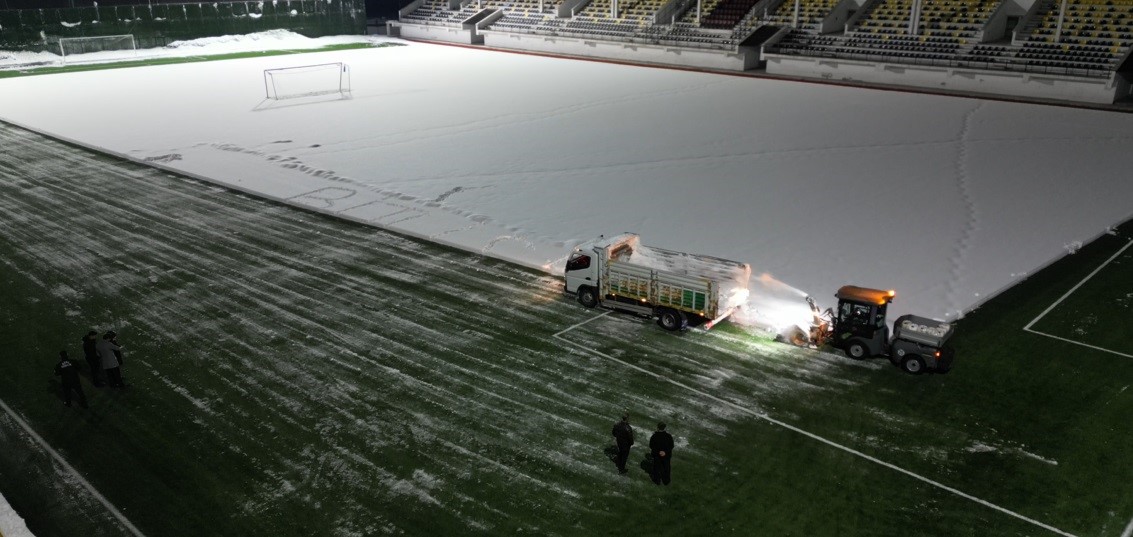 Bitlis’te maç öncesi sahada karla mücadele çalışması