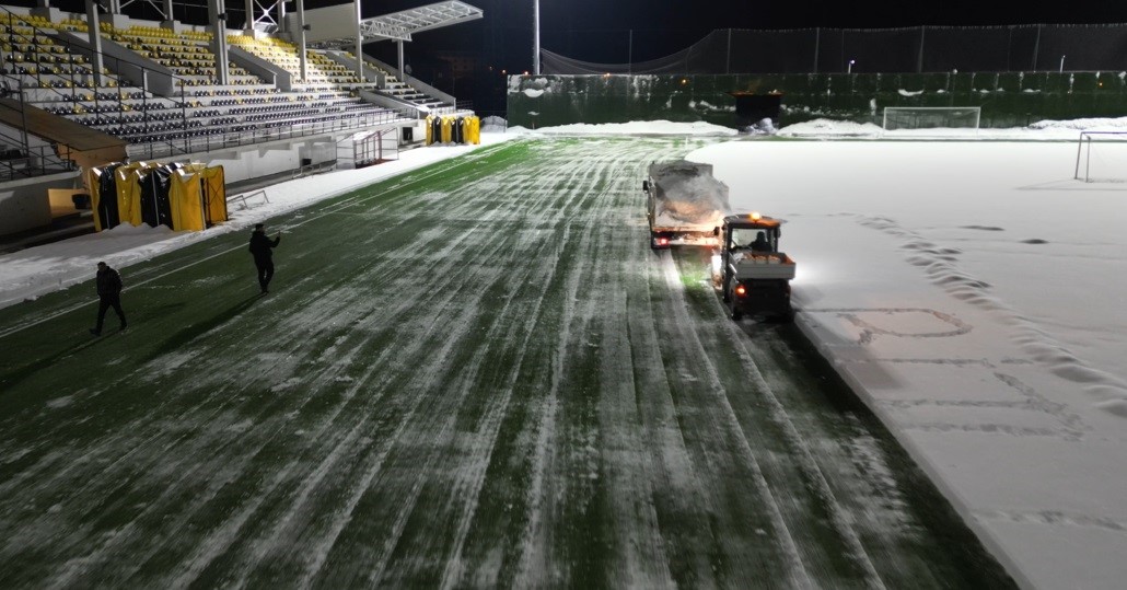 Bitlis’te maç öncesi sahada karla mücadele çalışması