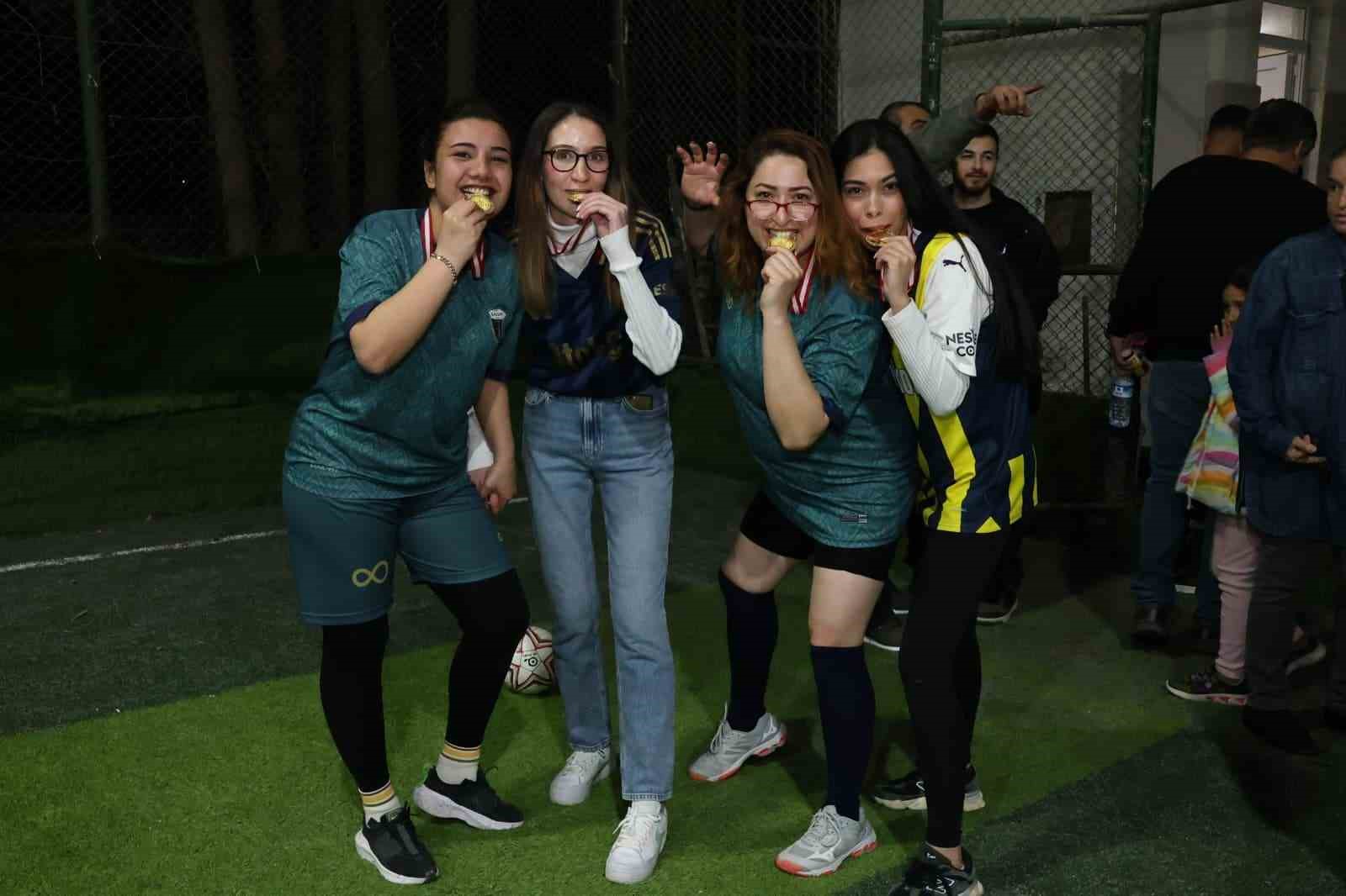 Yeşil sahadaki performanslarıyla erkeklere taş &ccedil;ıkaran kadınlar, halı saha ma&ccedil;ında doyasıya eğlendiler
