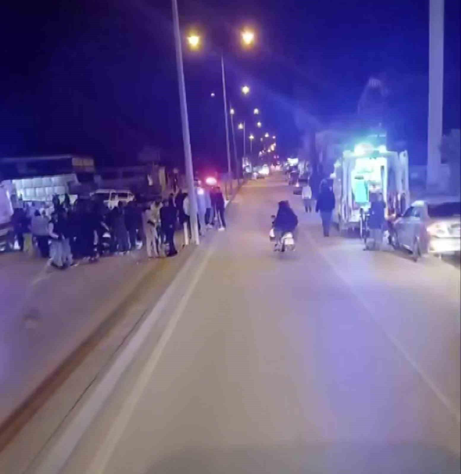 Otomobille çarpışan motosikletteki 2 kişi metrelerce havaya uçtu