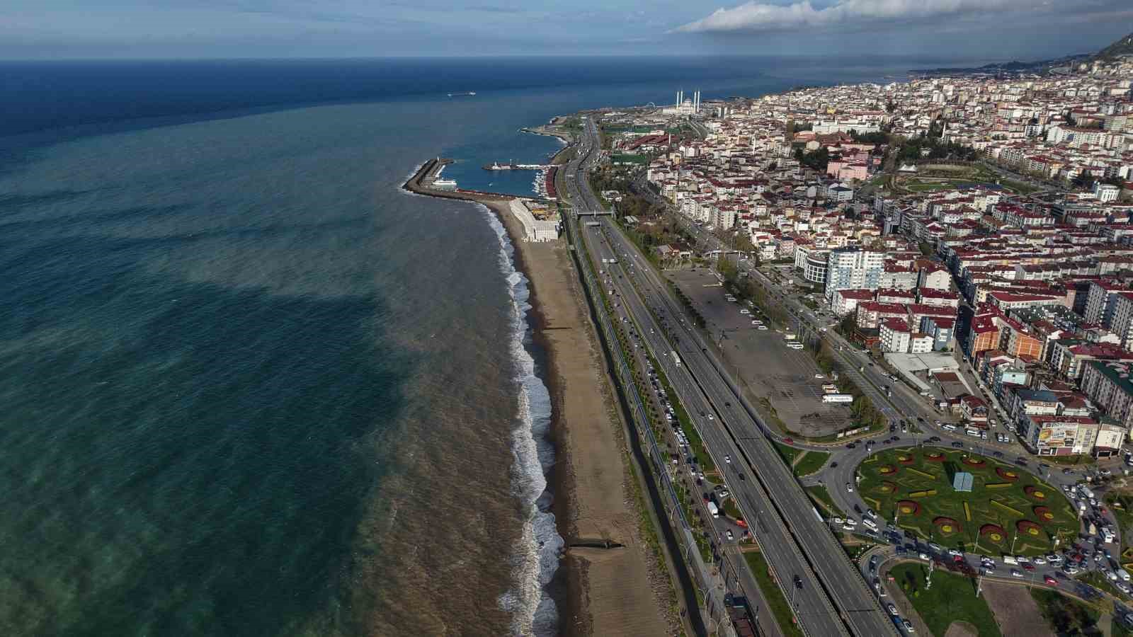 Trabzon’da sahil çamura bulandı