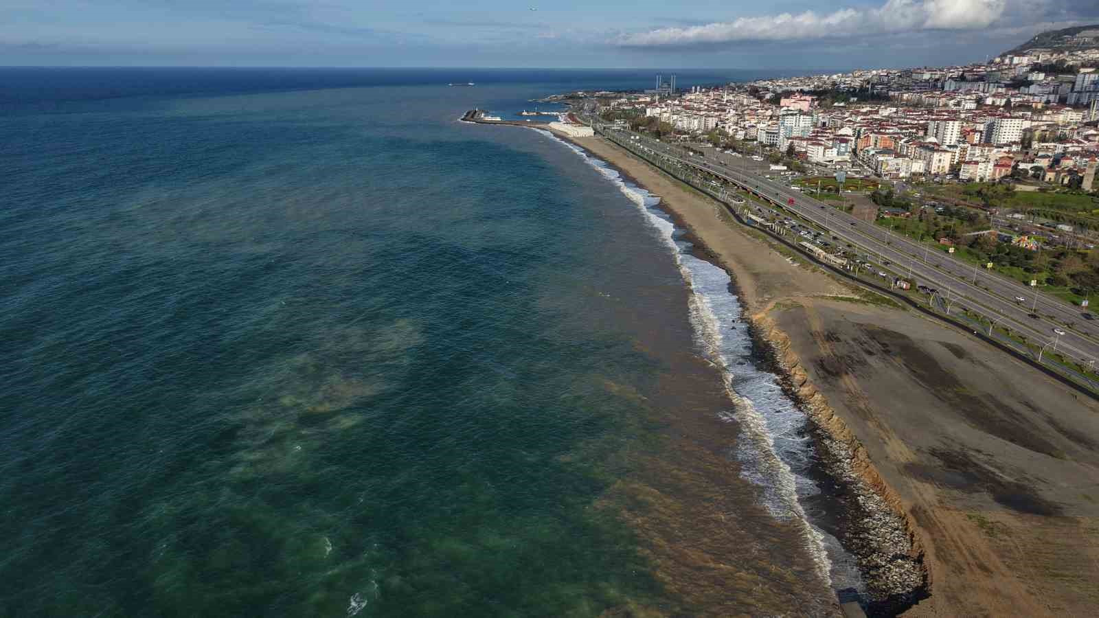 Trabzon&rsquo;da sahil &ccedil;amura bulandı
