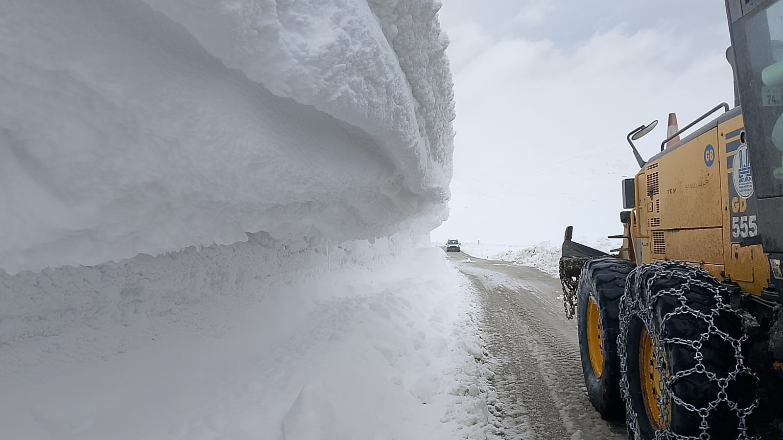 Erzurum kırsalında karla m&uuml;cadeleye devam
