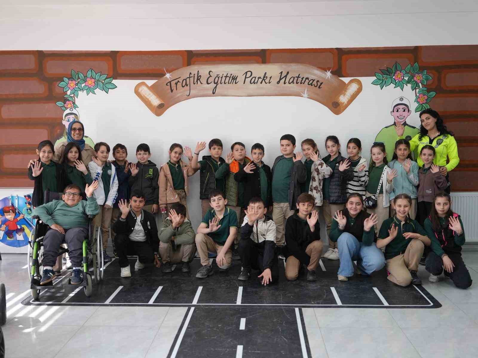 Düzce’de öğrenciler trafik kurallarını yaşayarak öğreniyor