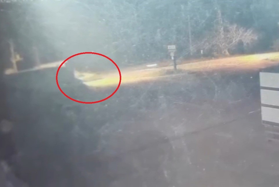 Acı kaza güvenlik kamerasına yansıdı; otomobille çarpışan motosiklet sürücüsü metrelerce havaya uçtu