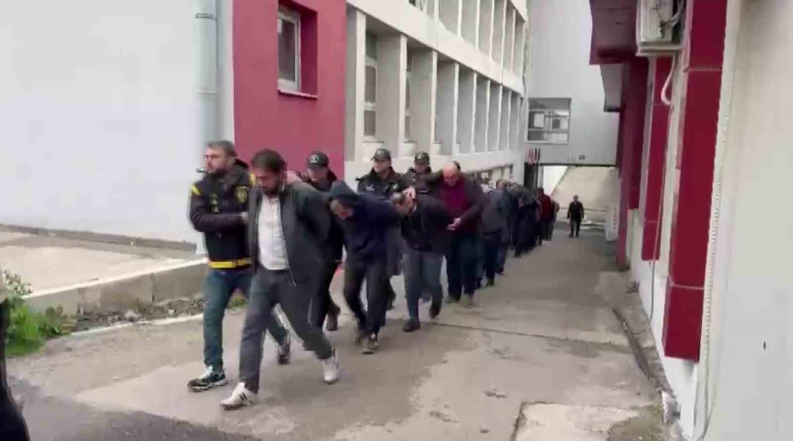 Depremde ağır hasar g&ouml;ren ara&ccedil;ları &rsquo;change&rsquo; yapan &ccedil;eteye operasyon: 22 tutuklama
