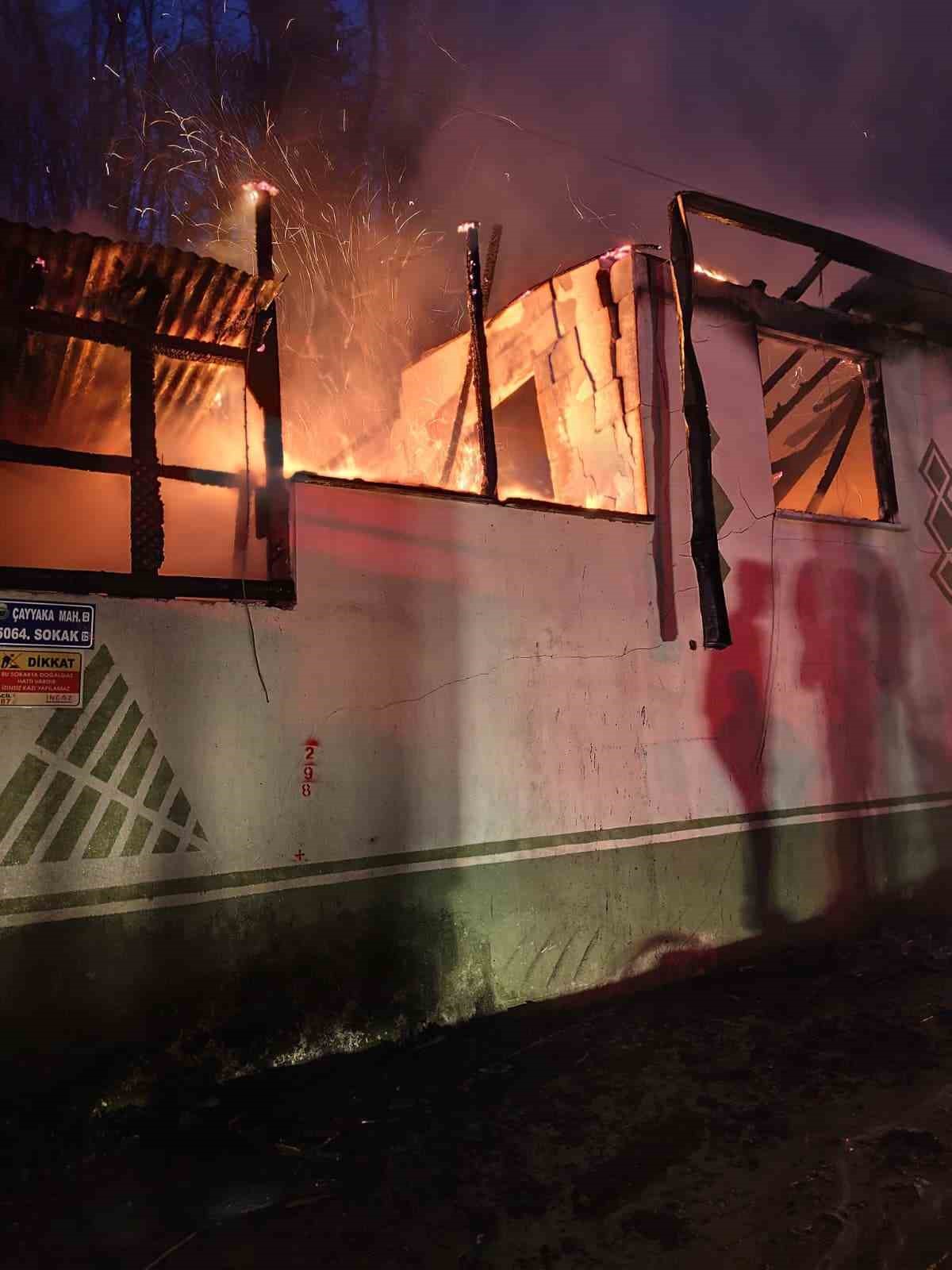 İnegöl’de tek katlı ev alev alev yandı