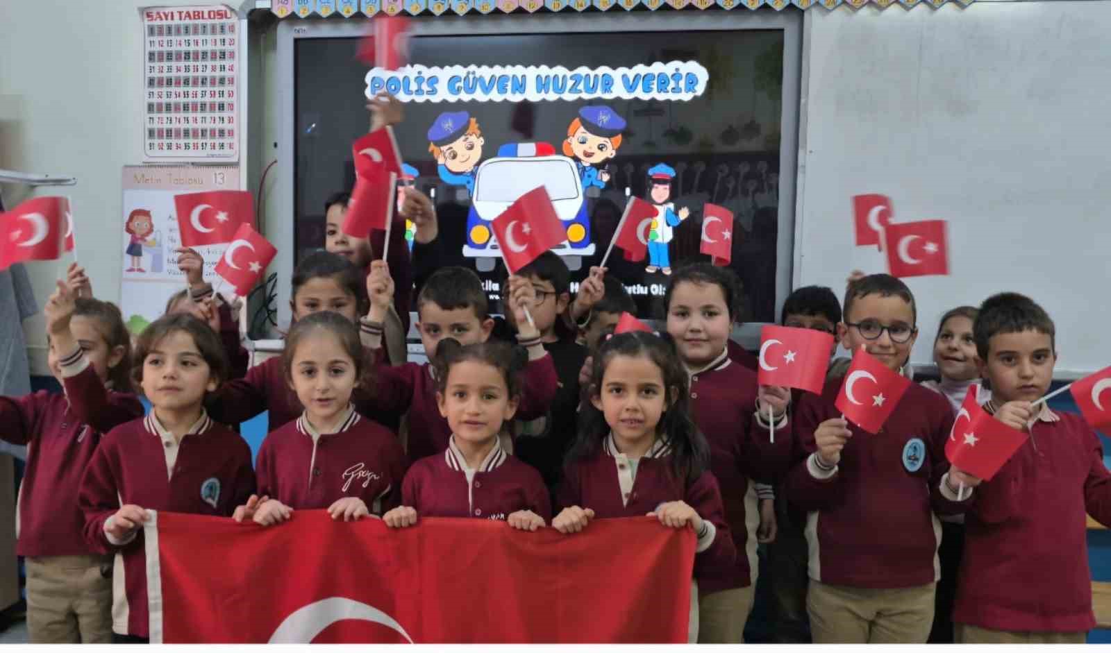 Niğde&rsquo;de minik &ouml;ğrencilerden polislere sevgi dolu kutlama
