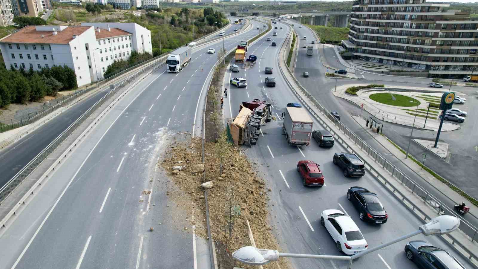 Başakşehir’de hafriyat kamyonu devrildi: Yol trafiğe kapandı