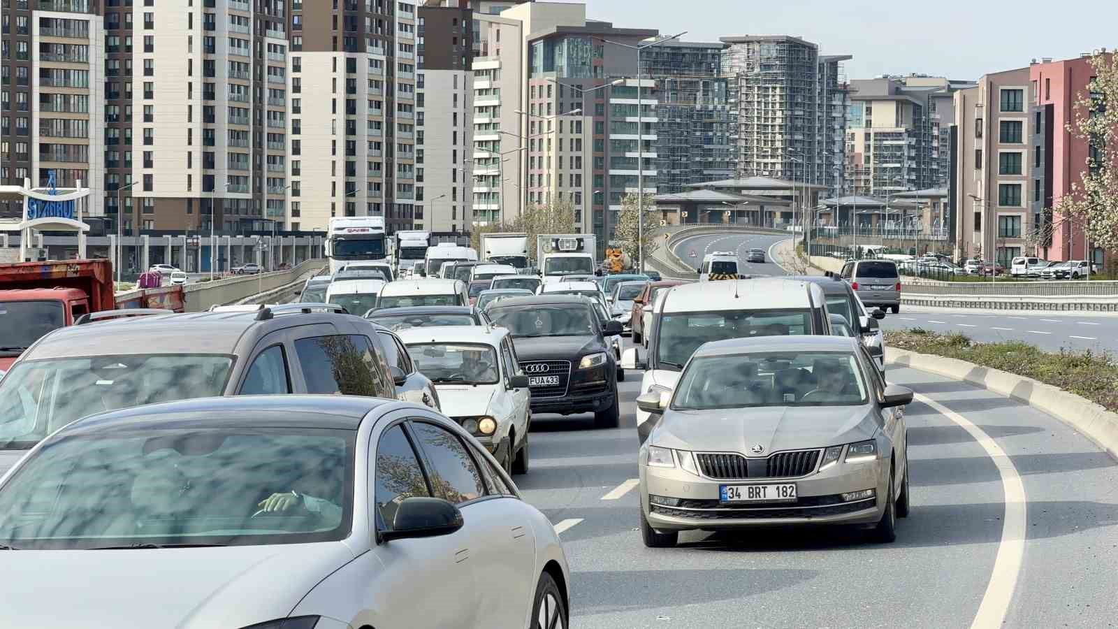 Başakşehir&rsquo;de hafriyat kamyonu devrildi: Yol trafiğe kapandı
