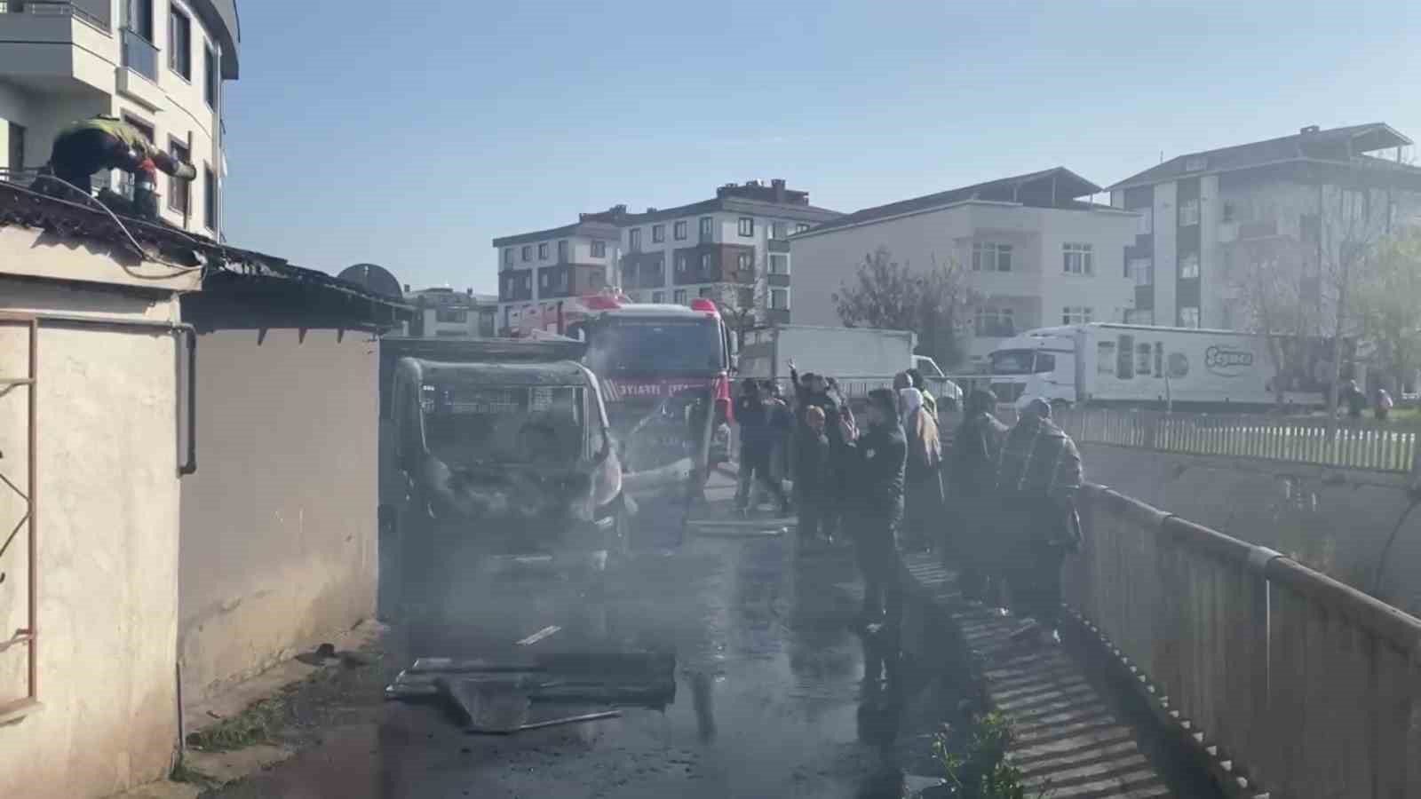 Sancaktepe&rsquo;de kamyonet alev alev yandı
