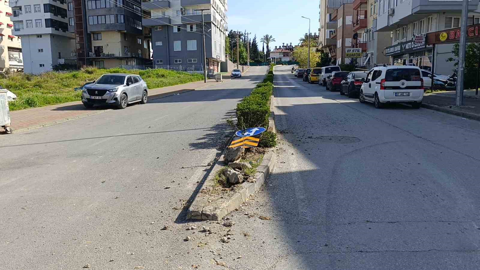 Hafif ticari ara&ccedil; ile otomobilin &ccedil;arpıştığı kaza ucuz atlatıldı
