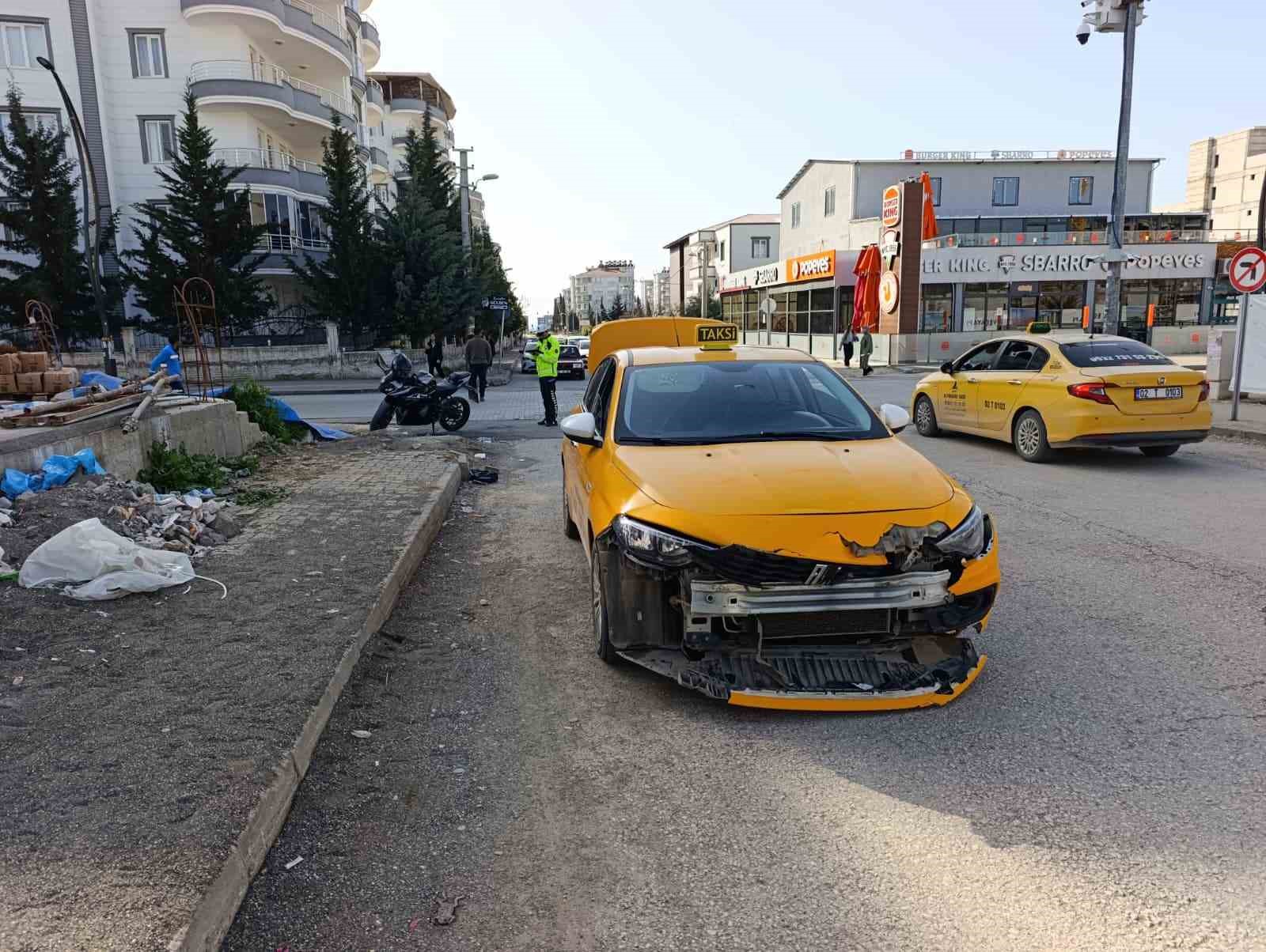 Ticari taksiyle çarpışan motosiklet sürücüsü yaralandı