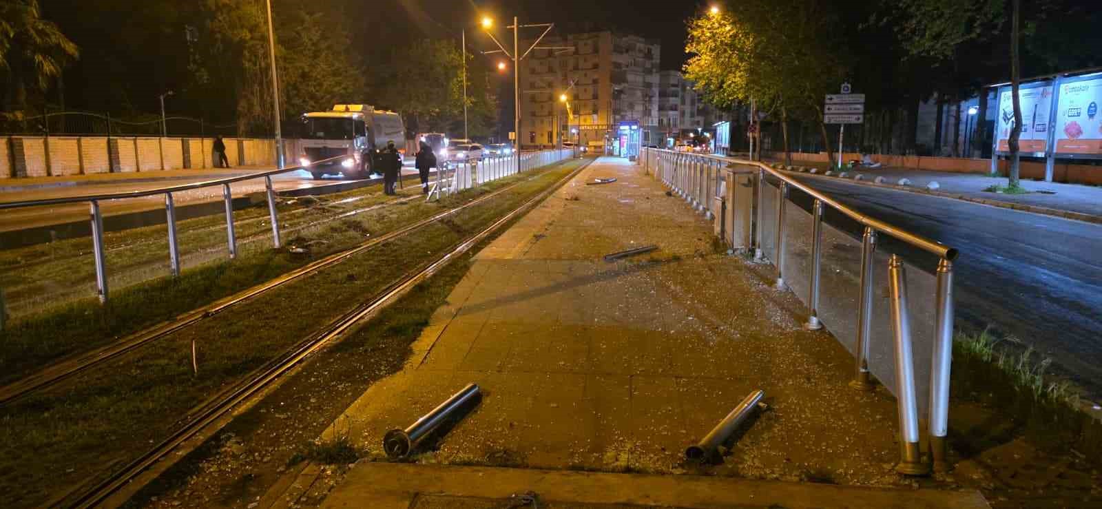 Antalya&rsquo;da alkoll&uuml; s&uuml;r&uuml;c&uuml; tramvay durağına daldı

